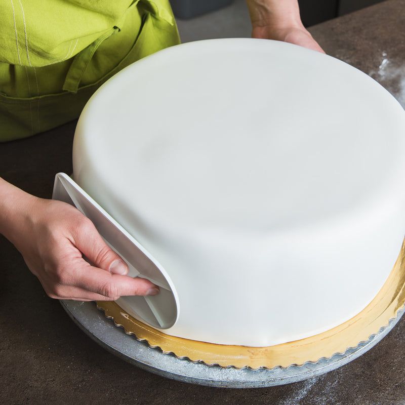 How to Cover a Cake with Fondant